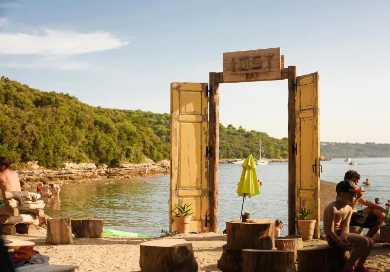 Stinjan - Jedna od turistima najposjećeniih plaža u Puli i okolici, svakako je stinjanski Lost bay beach bar