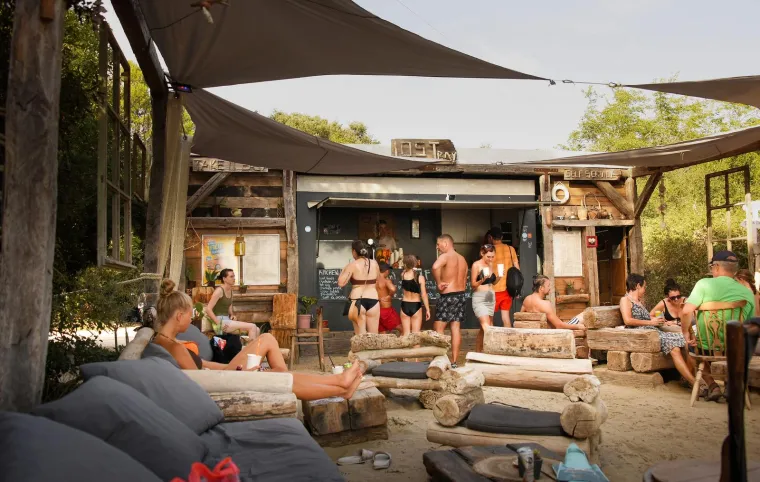 Stinjan - Jedna od turistima najposjećeniih plaža u Puli i okolici, svakako je stinjanski Lost bay beach bar