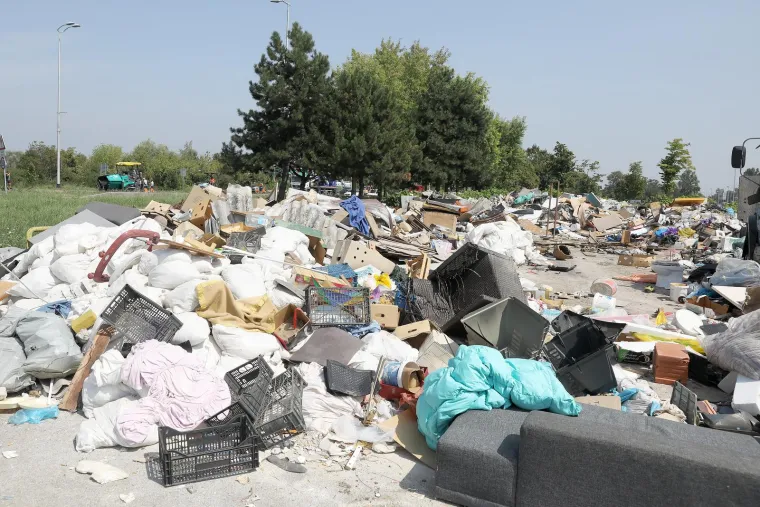  Zagreb: Napušteni kamioni i desetine tona neodvezenog otpada na parkiralištu Zelene tržnice