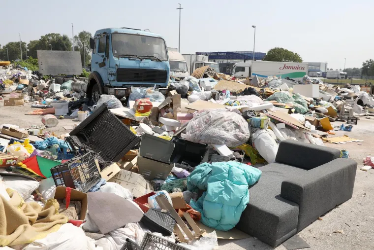  Zagreb: Napušteni kamioni i desetine tona neodvezenog otpada na parkiralištu Zelene tržnice