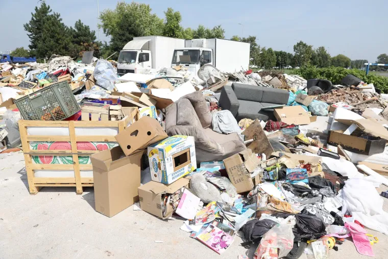  Zagreb: Napušteni kamioni i desetine tona neodvezenog otpada na parkiralištu Zelene tržnice
