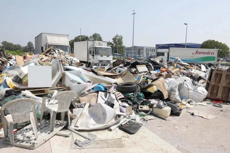  Zagreb: Napušteni kamioni i desetine tona neodvezenog otpada na parkiralištu Zelene tržnice
