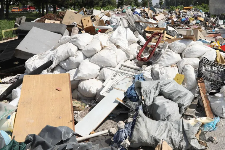  Zagreb: Napušteni kamioni i desetine tona neodvezenog otpada na parkiralištu Zelene tržnice