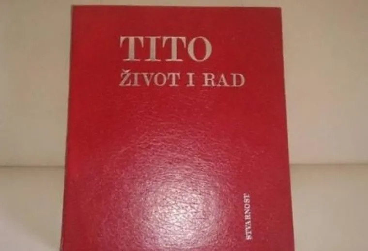 Kako trgovac navodi, ovo je limitirana serija knjige &apos;Tito; život i rad&apos;, a ima kožni uvez. Prodaje se po cijeni od 50 eura.