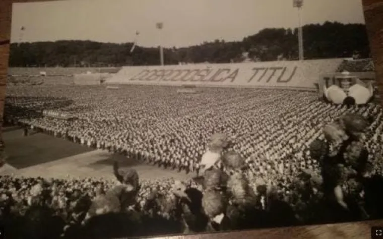 Ovo je samo jedna od četiri fotografije koje se nude u kompletu kada je Tito bio u posjetu Sjevernoj Koreji, a košta 92.91 eura.