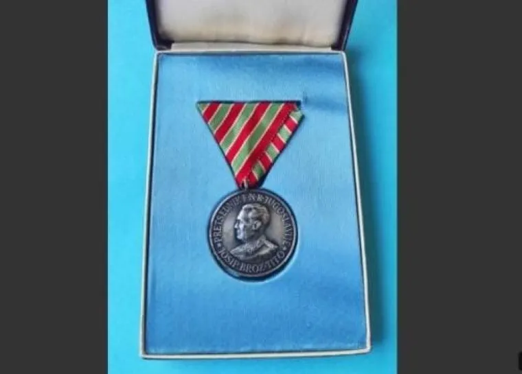 Kao uspomena na put u Indiju, brodom &apos;Galeb&apos;, ostala je medalja i burma. Prodaje se za 1.299,99 eura, a u kategoriji je &apos;Militarija&apos;.