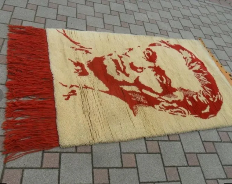 Nudi se i tapiserija s Titovim likom, a dimenzija je 185x120 centimetara. Prodavatelj kaže da je iz mnogo izvora čuo da je, navodno, upravo ova tapiserija u vrijeme bivše države visila u Banskim dvorima. Na internetu se nudi za 800 eura.