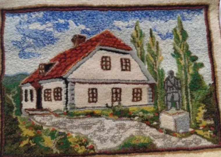 Ručno rađena tapiserija rodne kuće Tita iz 1975. godine, prodaje se za 200 eura, a napravljena je od prave vune s Novog Zelanda. 