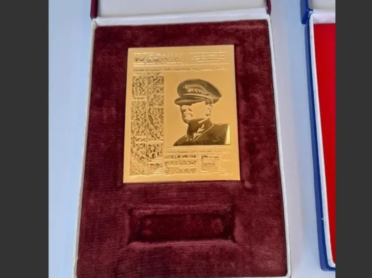 Prodaje se i pozlaćena preslika naslovnice Vjesnika na kojoj je Tito bio 1945. godine. Ovaj, kako navodi prodavač, rijetki primjer, prodaje se za 150 eura.