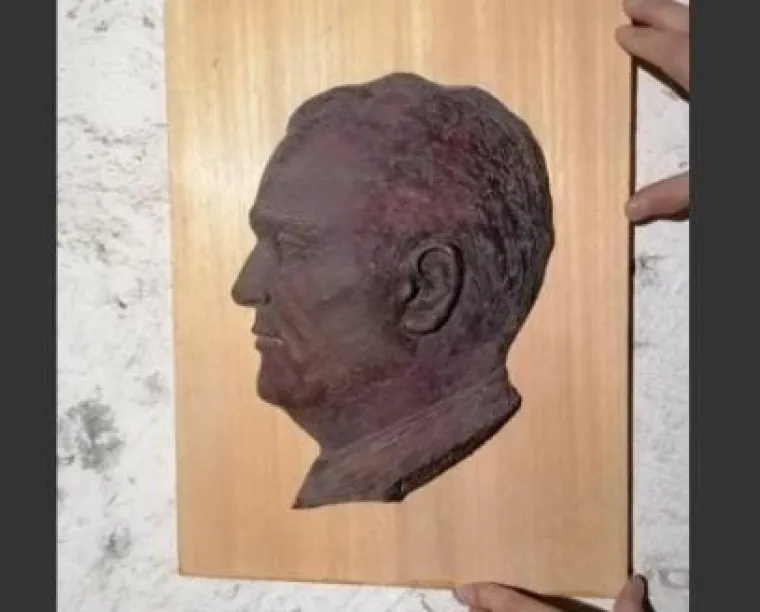 Umjetničko djelo, reljef na kojem je prikazan Tito, prodaje se za 79.50 eura.