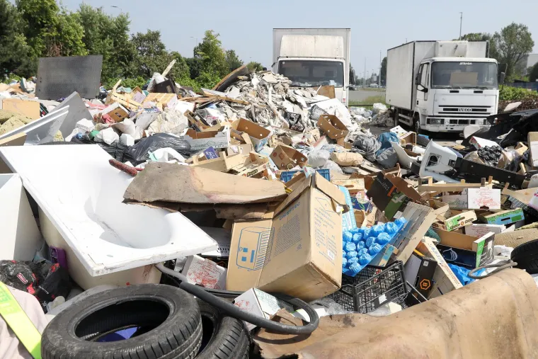 Na što liči parking zagrebačke Zelene tržnice? Nema automobila, ali tu su kade, vrtne stolice, odbačeni kamioni. 'Desetine tona otpada'