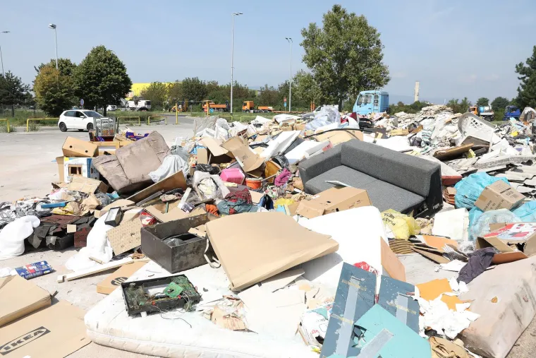 Na &scaron;to liči parking zagrebačke Zelene tržnice? Nema automobila, ali tu su kade, vrtne stolice, odbačeni kamioni. 'Desetine tona otpada'