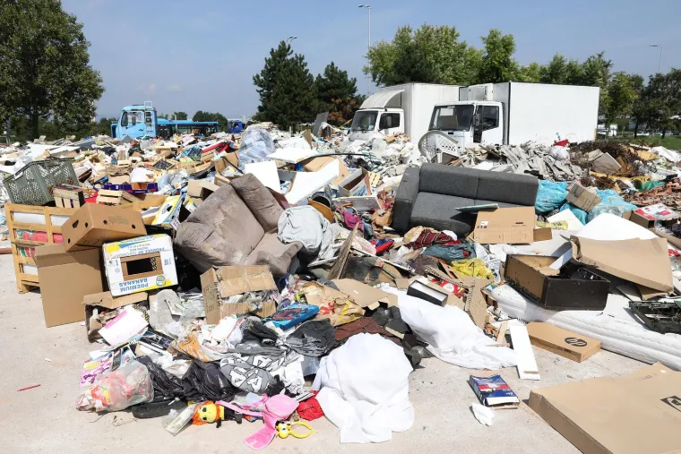 Na &scaron;to liči parking zagrebačke Zelene tržnice? Nema automobila, ali tu su kade, vrtne stolice, odbačeni kamioni. 'Desetine tona otpada'