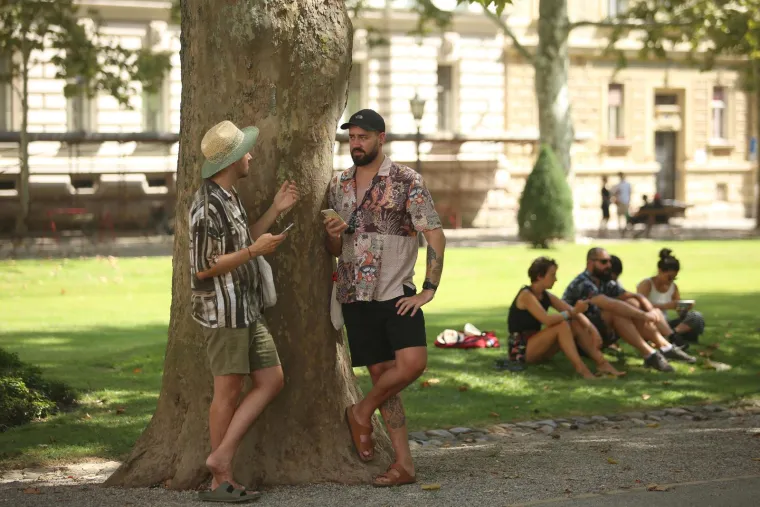 FOTO Hrvatska se prži na visokim temperaturama! Građani u Zagrebu spas su pronašli u vodi, sladoledu i lepezama