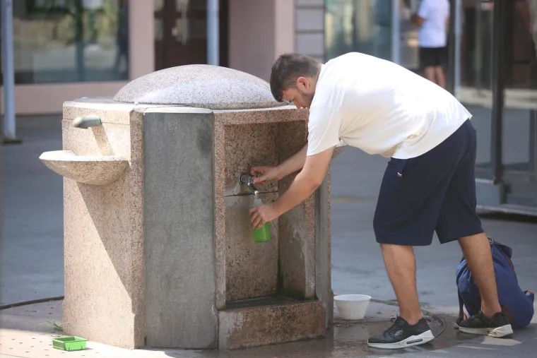FOTO Hrvatska se prži na visokim temperaturama! Građani u Zagrebu spas su pronašli u vodi, sladoledu i lepezama