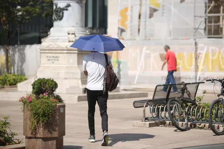 FOTO Hrvatska se prži na visokim temperaturama! Građani u Zagrebu spas su pronašli u vodi, sladoledu i lepezama