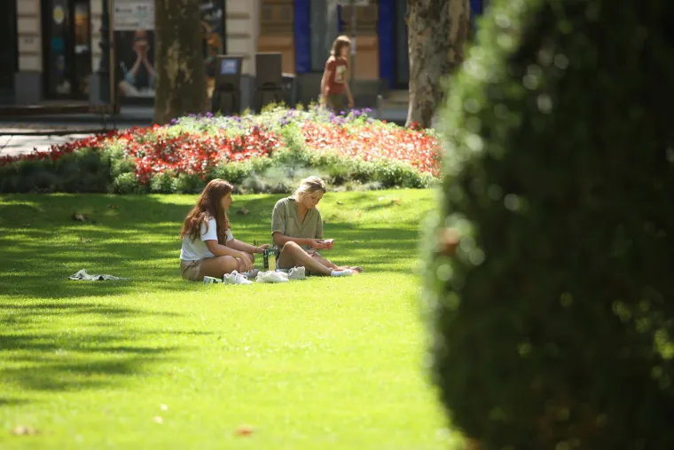 FOTO Hrvatska se prži na visokim temperaturama! Građani u Zagrebu spas su pronašli u vodi, sladoledu i lepezama