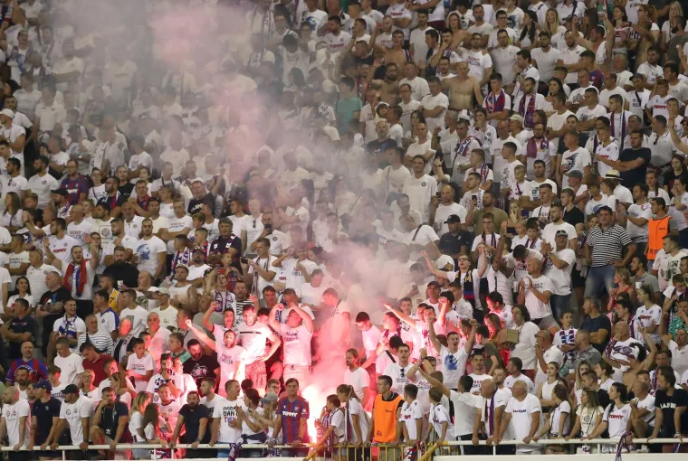 Ovo niste mogli vidjeti na TV-u: Torcida je vrijeđala HNS i imala jako zanimljivu poruku za Dalića