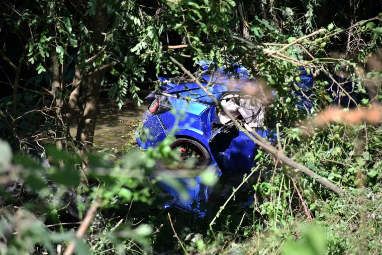 Pogledajte &scaron;okantne prizore nesreće kod Požege: Izazvao sudar, sletio u rijeku i pobjegao, a u autu ostavio ozlijeđene suputnike