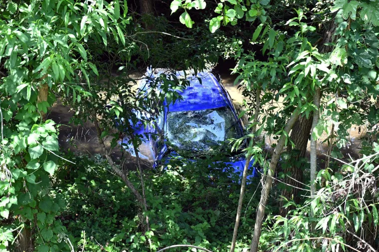 Pogledajte &scaron;okantne prizore nesreće kod Požege: Izazvao sudar, sletio u rijeku i pobjegao, a u autu ostavio ozlijeđene suputnike