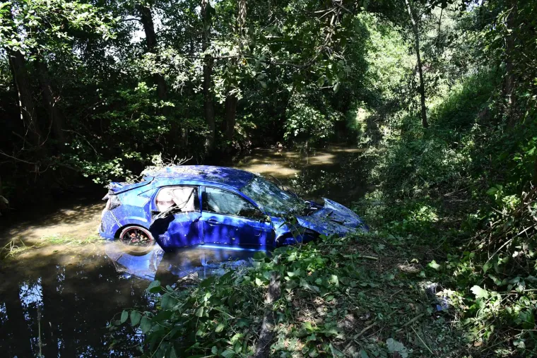 Pogledajte &scaron;okantne prizore nesreće kod Požege: Izazvao sudar, sletio u rijeku i pobjegao, a u autu ostavio ozlijeđene suputnike