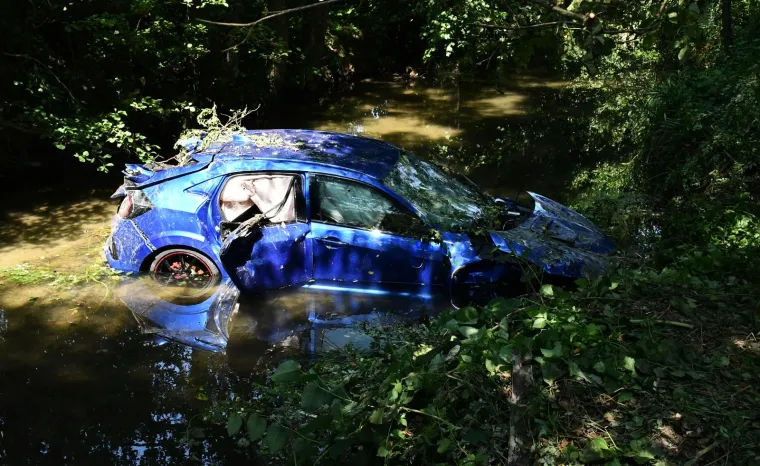 Pogledajte &scaron;okantne prizore nesreće kod Požege: Izazvao sudar, sletio u rijeku i pobjegao, a u autu ostavio ozlijeđene suputnike