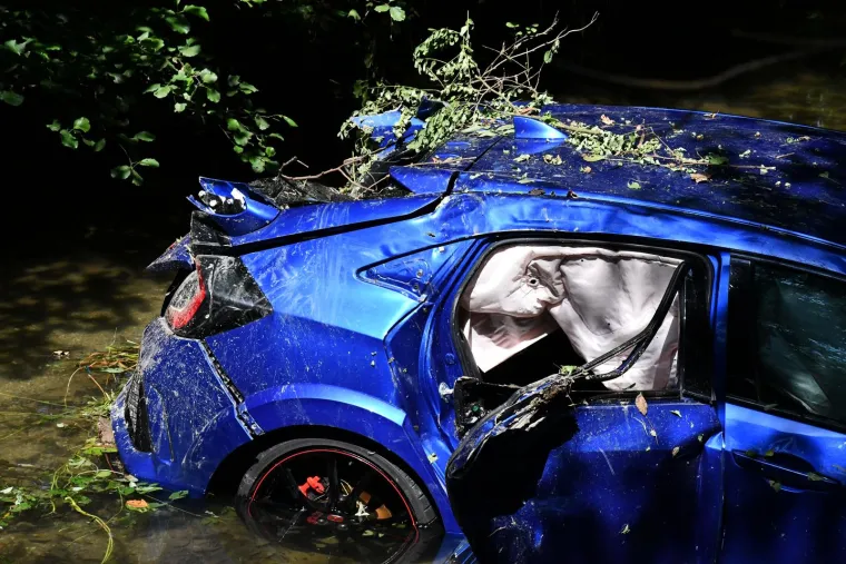 Pogledajte &scaron;okantne prizore nesreće kod Požege: Izazvao sudar, sletio u rijeku i pobjegao, a u autu ostavio ozlijeđene suputnike