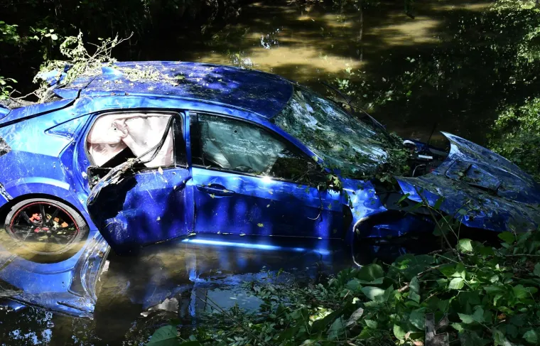 Pogledajte &scaron;okantne prizore nesreće kod Požege: Izazvao sudar, sletio u rijeku i pobjegao, a u autu ostavio ozlijeđene suputnike