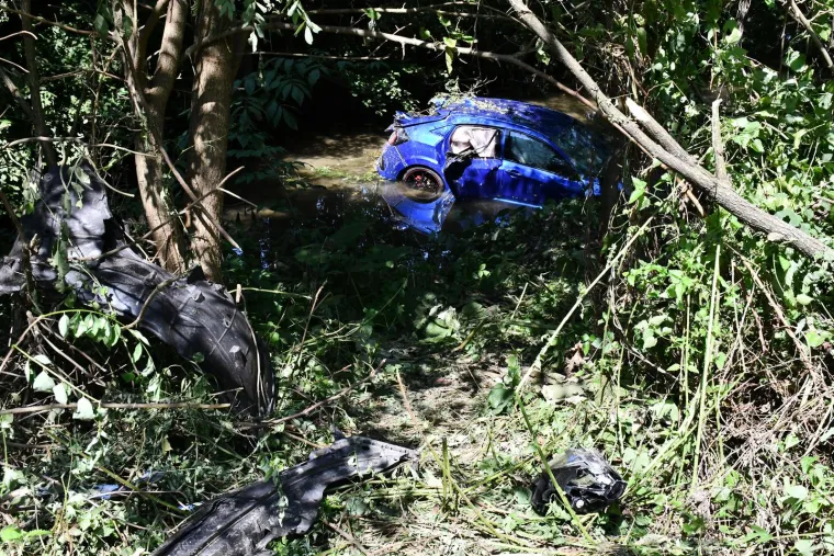 Pogledajte &scaron;okantne prizore nesreće kod Požege: Izazvao sudar, sletio u rijeku i pobjegao, a u autu ostavio ozlijeđene suputnike