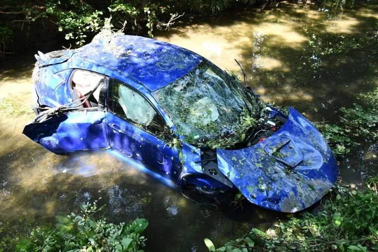 Pogledajte &scaron;okantne prizore nesreće kod Požege: Izazvao sudar, sletio u rijeku i pobjegao, a u autu ostavio ozlijeđene suputnike