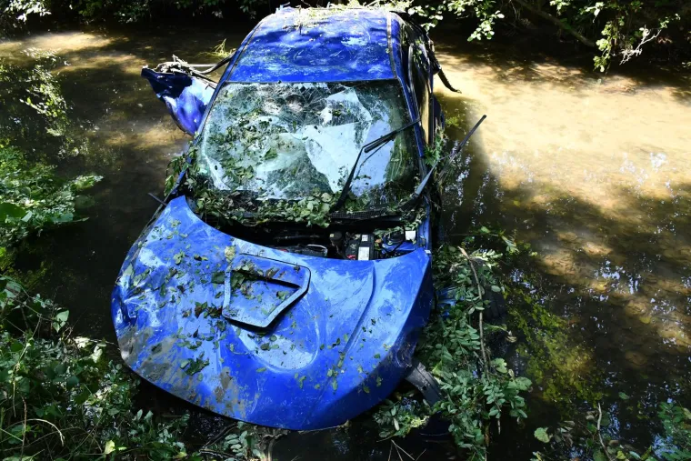 Pogledajte &scaron;okantne prizore nesreće kod Požege: Izazvao sudar, sletio u rijeku i pobjegao, a u autu ostavio ozlijeđene suputnike