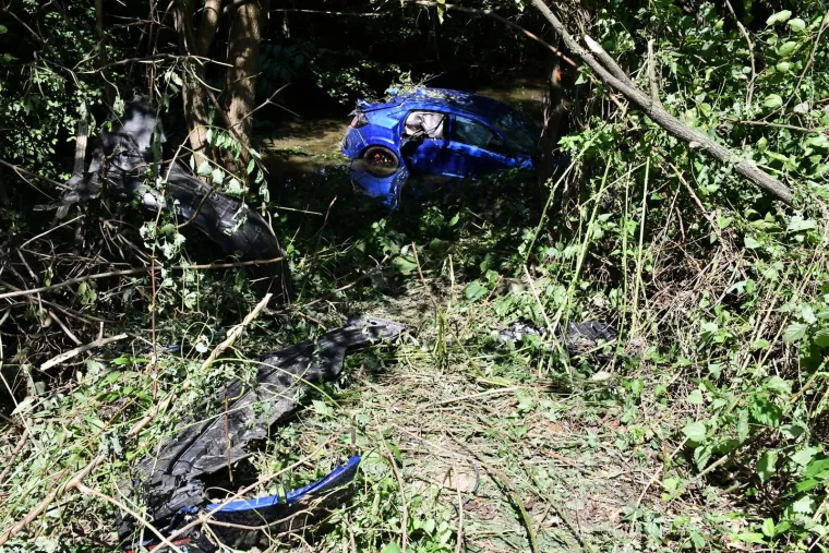 Pogledajte &scaron;okantne prizore nesreće kod Požege: Izazvao sudar, sletio u rijeku i pobjegao, a u autu ostavio ozlijeđene suputnike