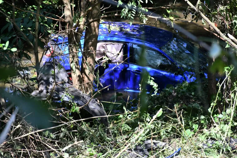 Pogledajte &scaron;okantne prizore nesreće kod Požege: Izazvao sudar, sletio u rijeku i pobjegao, a u autu ostavio ozlijeđene suputnike