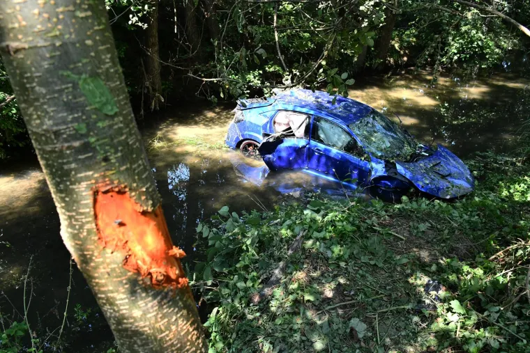 Pogledajte &scaron;okantne prizore nesreće kod Požege: Izazvao sudar, sletio u rijeku i pobjegao, a u autu ostavio ozlijeđene suputnike