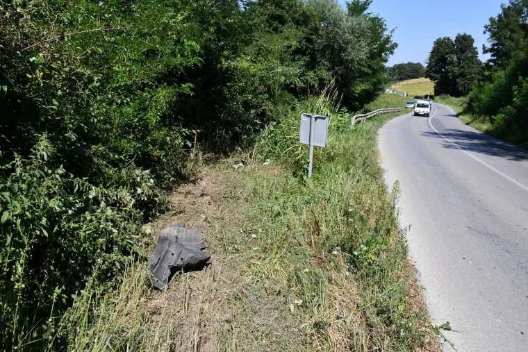 Ovo je mjesto gdje je auto sletio u rijeku. Potpuno je smrskan, krivac pobjegao...