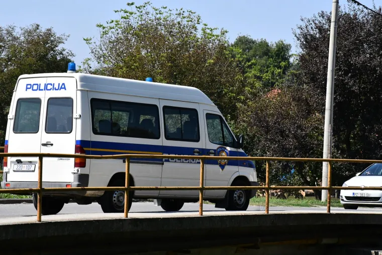 Ovo je mjesto gdje je auto sletio u rijeku. Potpuno je smrskan, krivac pobjegao...
