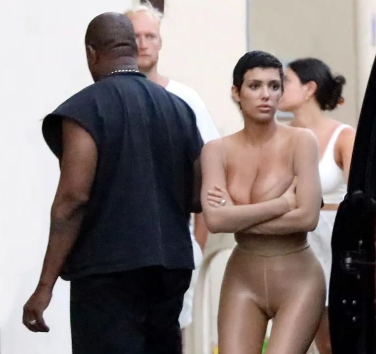 Kontroverzni reper nedavno je u sličnom izdanju viđen sa suprugom u Toskani, a njegove obožavatelje je doista zainteresiralo Biancino izazovno izdanje. No, Talijani nisu bili odu&scaron;evljeni.