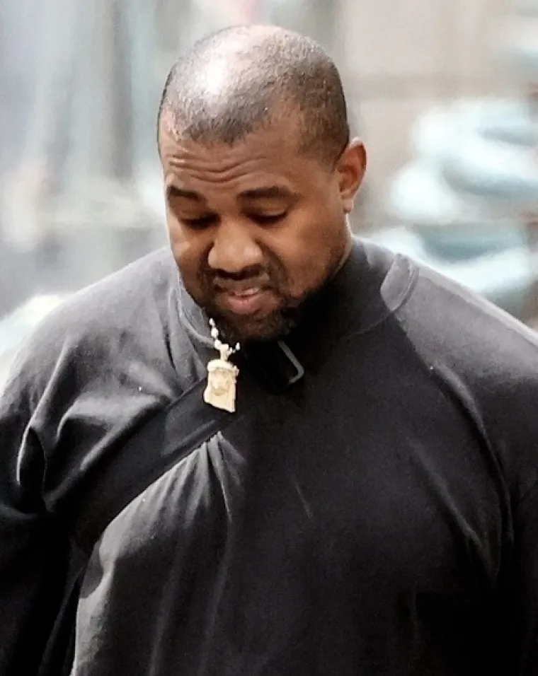 Kanye West opet &scaron;okira: Teturao bos, s bocom vina u ruci. Suprugu je opet natjerao da paradira gotovo gola?!