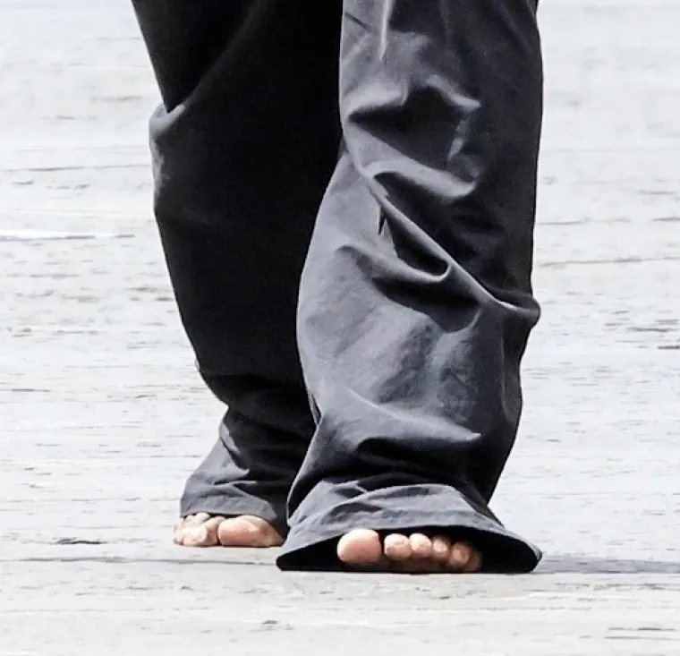 Kanye West opet &scaron;okira: Teturao bos, s bocom vina u ruci. Suprugu je opet natjerao da paradira gotovo gola?!