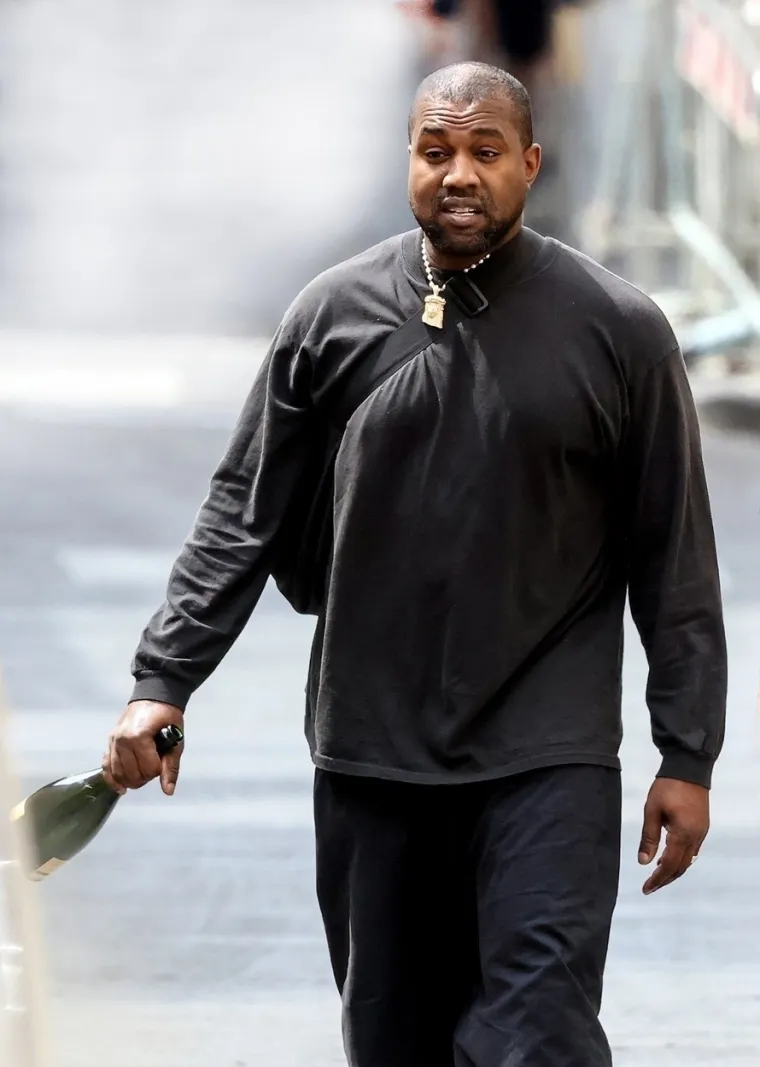 Kanye West opet &scaron;okira: Teturao bos, s bocom vina u ruci. Suprugu je opet natjerao da paradira gotovo gola?!