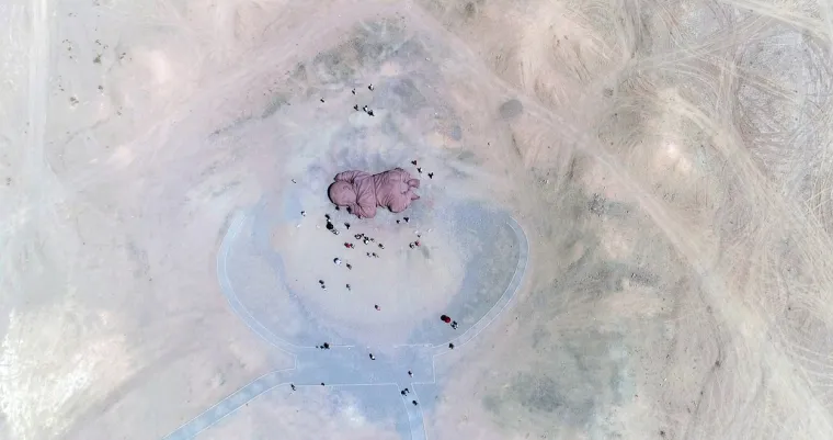 Gigantska beba, car i Noina arka. Ovo su ogromne skulpture od pijeska u pustinji Gobi, kori&scaron;tena i 3D tehnologija