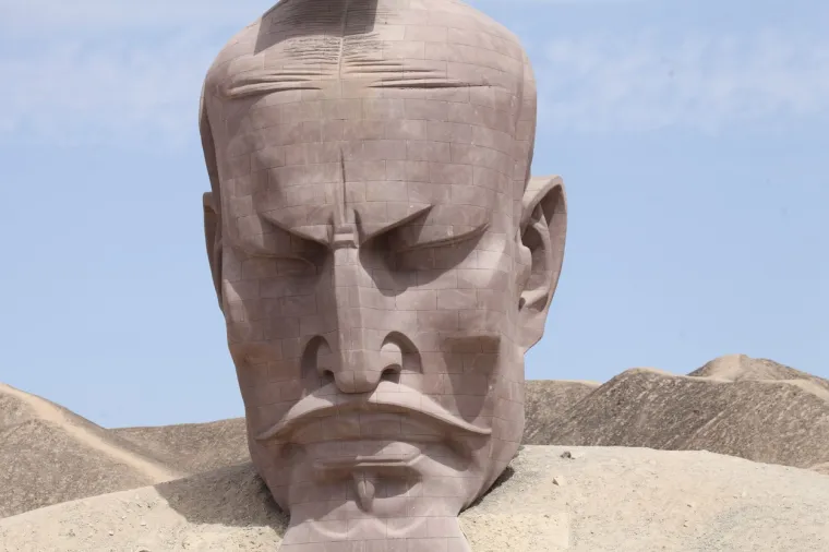 Gigantska beba, car i Noina arka. Ovo su ogromne skulpture od pijeska u pustinji Gobi, kori&scaron;tena i 3D tehnologija