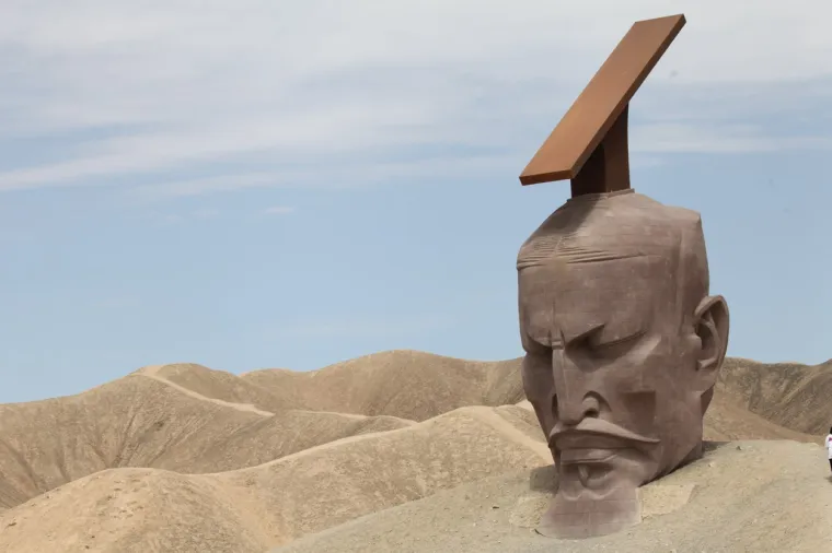 Gigantska beba, car i Noina arka. Ovo su ogromne skulpture od pijeska u pustinji Gobi, kori&scaron;tena i 3D tehnologija