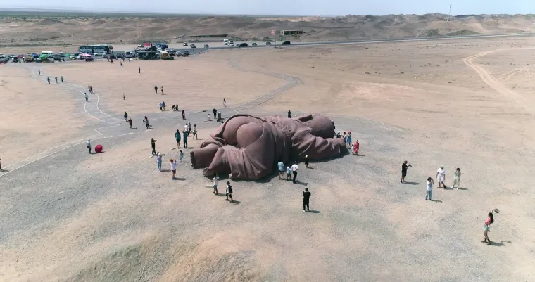 Gigantska beba, car i Noina arka. Ovo su ogromne skulpture od pijeska u pustinji Gobi, kori&scaron;tena i 3D tehnologija