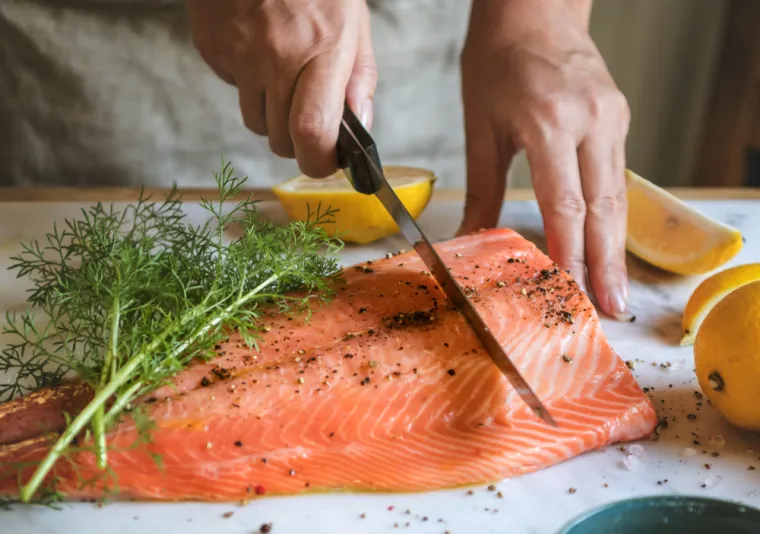 Potrudite se da u svoju prehranu uključite masnu ribu bogatu omega-3 kao što su sardine i losos, kao i žumanjke, chia sjemenke, orašaste plodove i avokado.