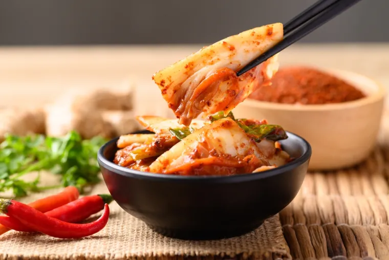 5. Kimchi: Kimchi je izvrstan dodatak vašoj prehrani jer je prirodni probiotik. Probiotici mogu poboljšati bakterije u vašim crijevima, što zauzvrat može imati domino učinak na vaše fizičko i mentalno zdravlje. &quot;Fermentirana hrana, poput kimchija, puna je probiotika, vitamina i minerala, a također se pokazalo da pomaže u smanjenju stresa i tjeskobe, možda zbog utjecaja na crijevni mikrobiom&quot;, rekla je doktorica i dodala: &quot;Jedno istraživanje na 710 mladih odraslih osoba pokazalo je da su oni koji su jeli fermentiranu hranu imali manje simptoma tjeskobe. Manje stresa i tjeskobe osigurava ispunjeniji seksualni život. Stres jako loše utječe na vaš libido i seksualno funkcioniranje.