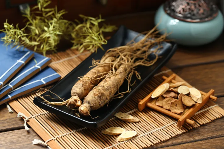 8. Ginseng: Ginseng je korijen koji se može konzumirati sirov, kuhan ili još lakše u čaju ili dodatku prehrani. Doktorica rekla: &quot;Ginseng se već dugo tradicionalno koristi kao botanički lijek za poboljšanje spolne funkcije. Ovu upotrebu u moderno doba potvrđuju znanstvena otkrića. Kliničko ispitivanje na 62 žene u menopauzi pokazalo je da dodatak korejskog ginsenga može poboljšati seksualnu funkciju, kao i smanjiti valunge, pri čemu naleti vrućine nisu dobra vijest za zdravlje libida. Pregled studija također je pokazao da taj ginseng može poboljšati seksualnu izvedbu kod muškaraca.&quot; Smatra se da ginseng može poboljšati simptome erektilne disfunkcije smanjenjem oksidativnog stresa u tkivima i povećanjem protoka krvi u mišićima penisa.
