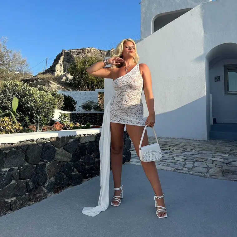 Vratila se kući pa u minijaturnom bikiniju pozirala uz bazen i otkrila previše: 'Opet riskiraš zabranu'