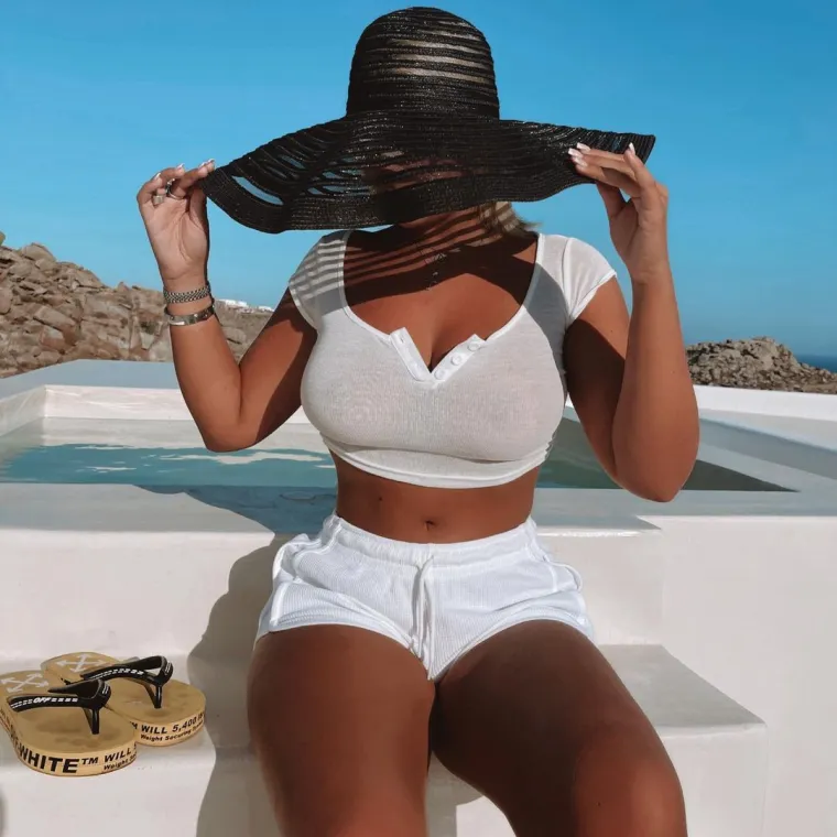 Vratila se kući pa u minijaturnom bikiniju pozirala uz bazen i otkrila previ&scaron;e: 'Opet riskira&scaron; zabranu'