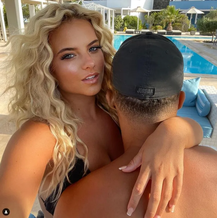 Vratila se kući pa u minijaturnom bikiniju pozirala uz bazen i otkrila previ&scaron;e: 'Opet riskira&scaron; zabranu'